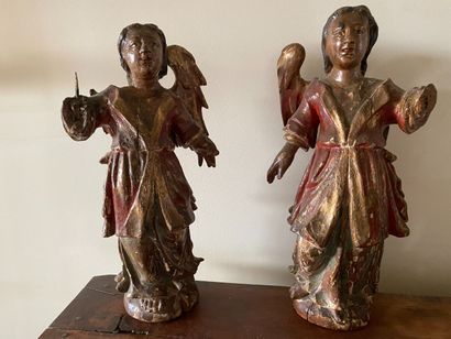 null Deux anges porte lumière en bois sculpté polychrome. Travail étranger. (Accidents...
