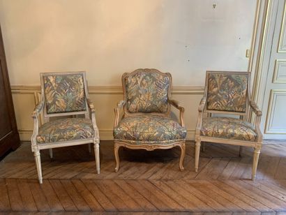 null Ensemble de mobilier comprenant : Deux fauteuils et six chaises en bois laqué...