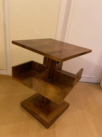 null 
*Table basse formant guéridon bibliothèque en bois de placage de style 194...