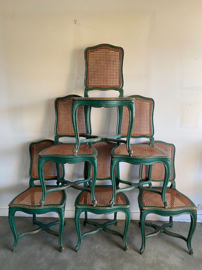 null Suite de six chaises laquées vertes foncées de cane. Style Louis XV.