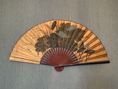 null Important gouache fan of oriental style. H. 75 cm. Diam. 138 cm