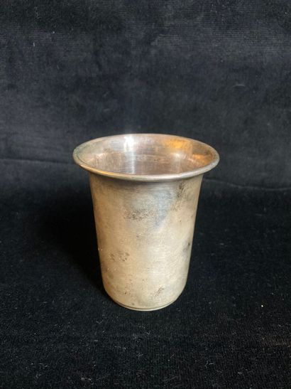 null 
Lot in silver plated metal including: two cups with cut sides on false dormant,...