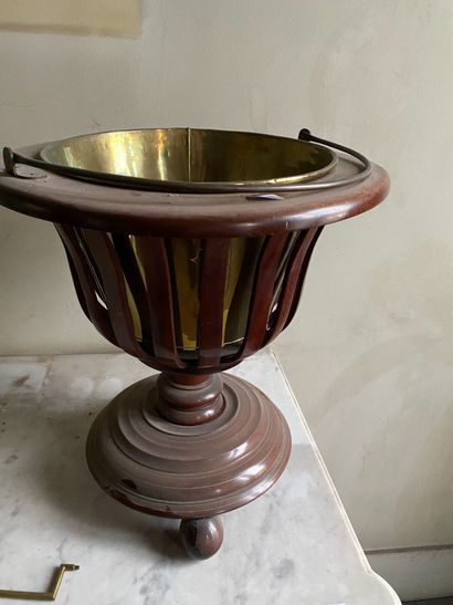 null Decorative basket of English style in varnished wood and copper.