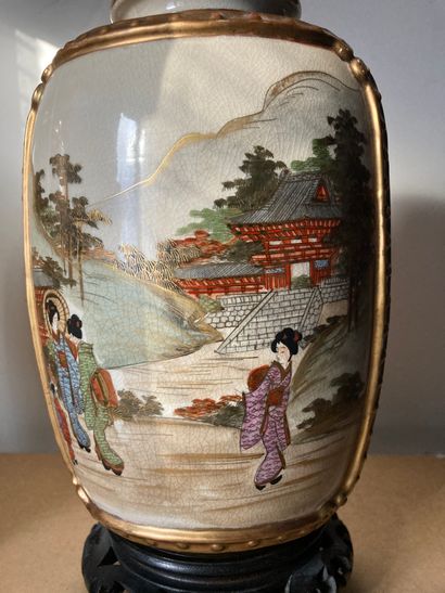 null Lot comprenant :

- Deux vases japonais à décor de paysages et personnages....