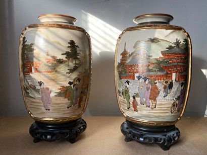 null Lot including :

- Two japanese vases decorated with landscapes and characters....