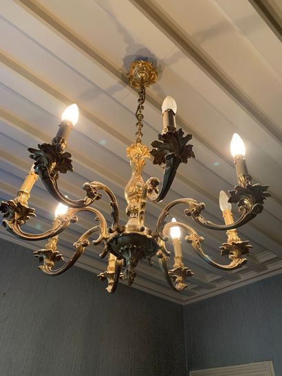 null Chandelier in gilded bronze with eight arms of lights of Louis XV style.