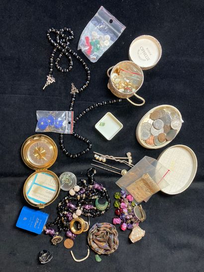 null Lot of costume jewelry.