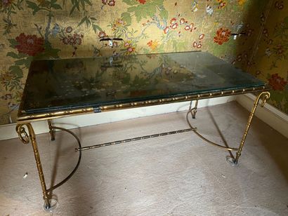 null Table basse rectangulaire en métal doré, le plateau laqué. Vers 1960.