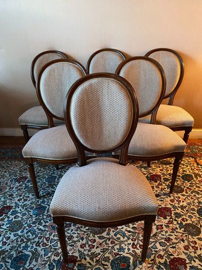 null Suite de six chaises en bois verni à dossier en cabriolet. Style Louis XVI.