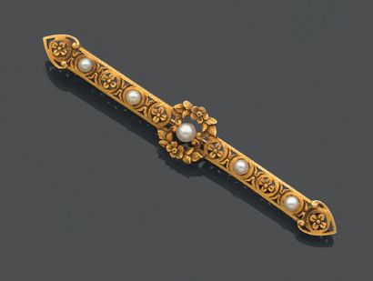 null Brooch in yellow gold 750 thousandths openwork and engraved with flowers, the...