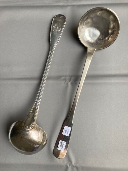 null Two silver ladles 950 thousandths, one model uniplat PARIS 1819-38, goldsmith:...