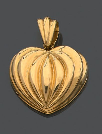 null * Heart pendant in yellow gold 750 thousandths engraved with decoration of godrons.
Height:...