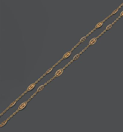 null * Sautoir articulé en or jaune 750 millièmes décoré de maillons de forme ovale...