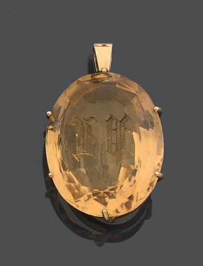 null Pendant in yellow gold 750 thousandths decorated in the center of an oval citrine...