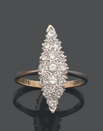 null * Ring in white gold 750 thousandths, the center of navette shape decorated...