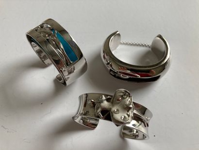 null Trois bracelets rigides et ouverts en argent 925 millièmes chacun décoré d'un...