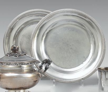 null Pair of round dishes in plain silver 950 thousandth, the wing monogrammed "TL"...