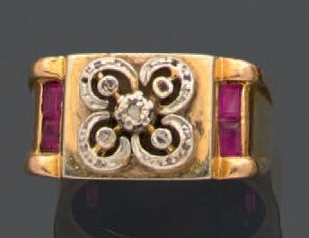 null Ring in yellow gold 750 thousandth, the center with geometrical decoration decorated...