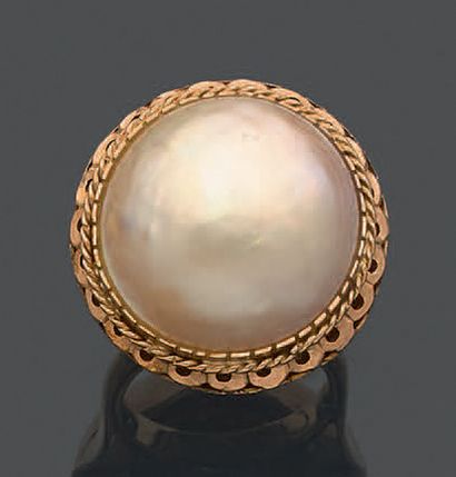 null * Yellow gold ring 585 thousandths decorated in the center of a pearl mabé.
Tour...