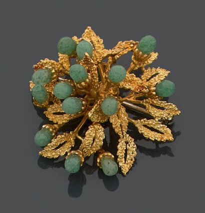 null Brooch in yellow gold 750 thousandths engraved with foliage partially set with...