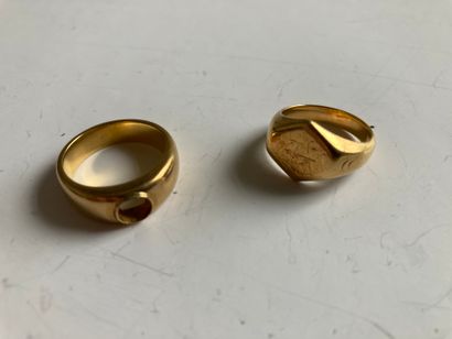 null Lot in yellow gold 750 thousandths including two signet rings, each one monogrammed...