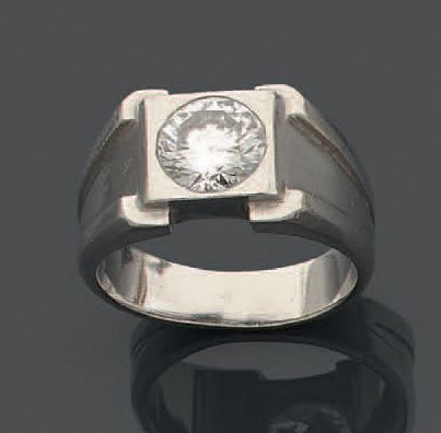 null 
Ring in platine 850 thousandths, the center with geometric decoration decorated...