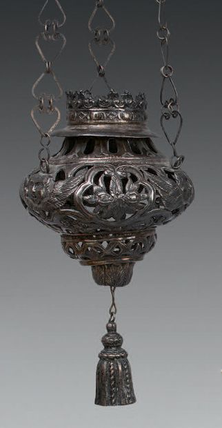 null * Shrine lamp in silver plated copper decorated with putti and leafy motifs...