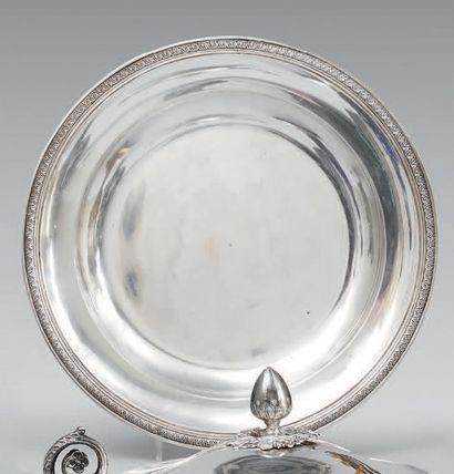 null Round silver dish 950 thousandth, the wing underlined by a moulding of palmettes.
PARIS...