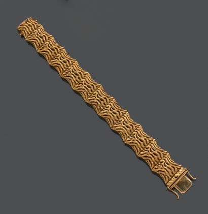 null Articulated bracelet in yellow gold 750 thousandths, the links openwork and...
