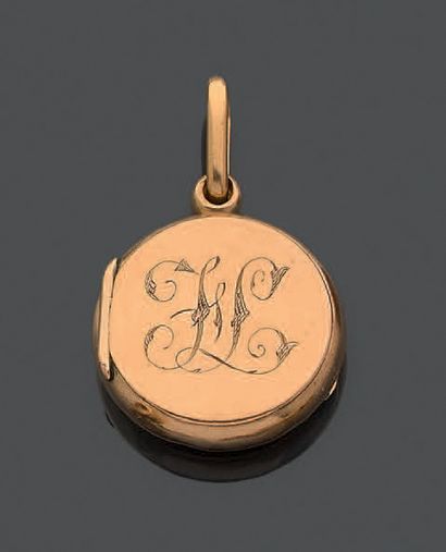 null * Medallion pendant in yellow gold 375 thousandths, the center monogrammed.
Height:...