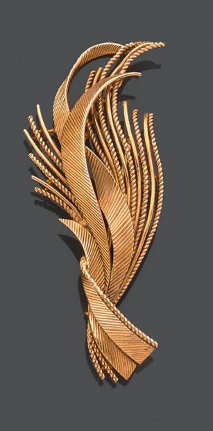 null Brooch in yellow gold 750 thousandths engraved with foliage.
Height : 6,4 cm
Gross...