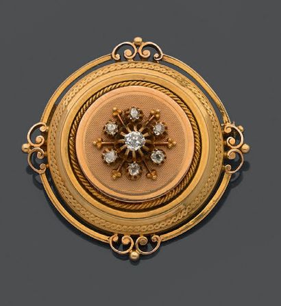 null Brooch of round shape in gold 750 thousandths of several tones engraved, the...