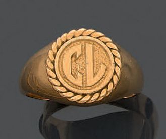 null Ring in yellow gold 750 thousandths, the center monogrammed.
Finger size : 52
Gross...
