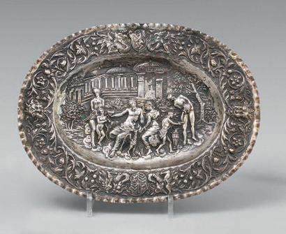 null * Oval silver dish entirely decorated in repoussé, Jupiter and Juno surrounded...