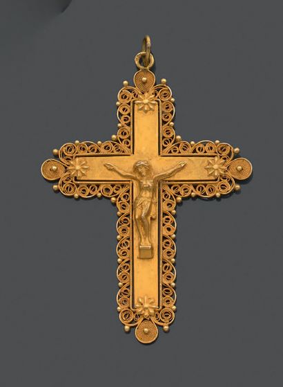 null Pendentif croix en or jaune 750 millièmes gravé à décor de filigranes.
(Usures)
Hauteur...
