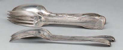 null Six silver cutlery model filets coquille stamped of armorial bearings.
PARIS...