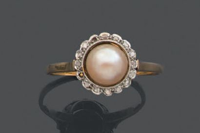 null Yellow gold ring 750 thousandths decorated in the center of a fine pearl or...