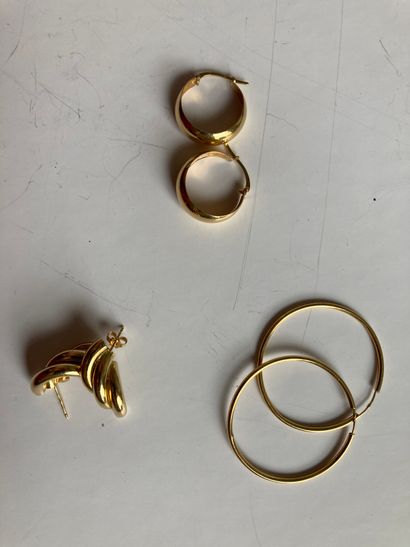 null * Set of three pairs of earrings in yellow gold 750 thousandths.
System for...