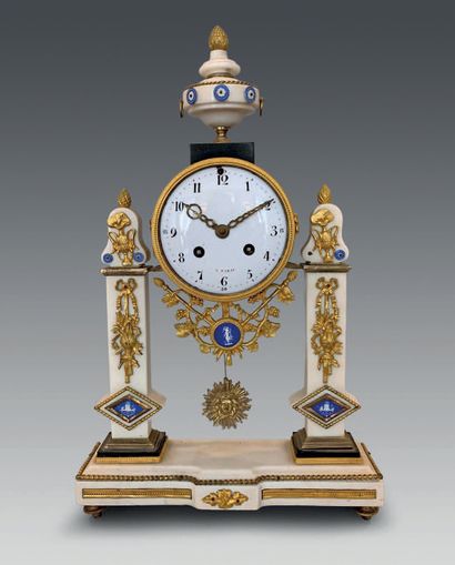 Portico-shaped clock in gilt bronze, white...