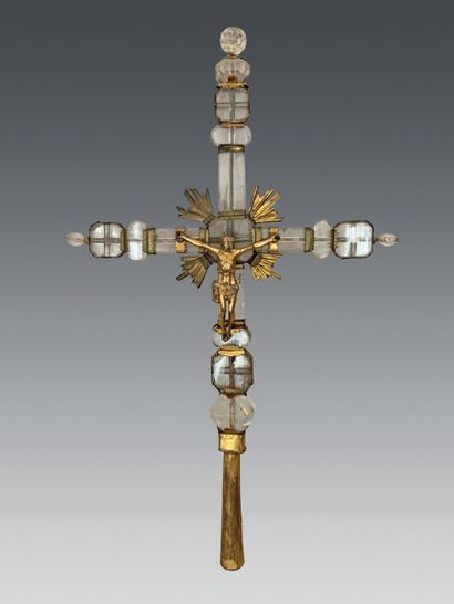  Croix de procession en cristal de roche et laiton et bronze doré, le Christ dans...