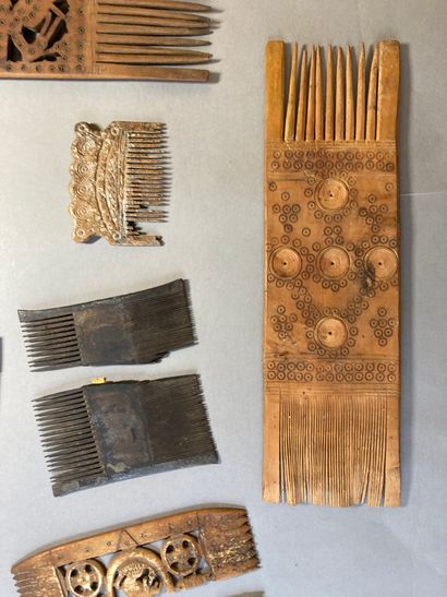 null Lot composed of a set of ten combs, some of which are openwork or decorated...