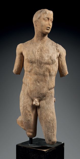 null Statue représentant un jeune homme nu, la jambe gauche légèrement avancée et...