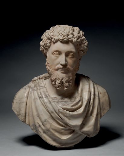 null Buste représentant le portrait de l'empereur Marc Aurèle dont la chevelure ondulée...