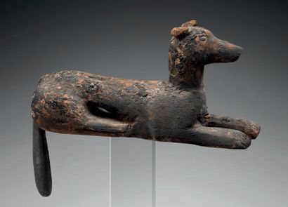 null Lot composed of a statuette representing the jackal god
Anubis lying and a stylized...