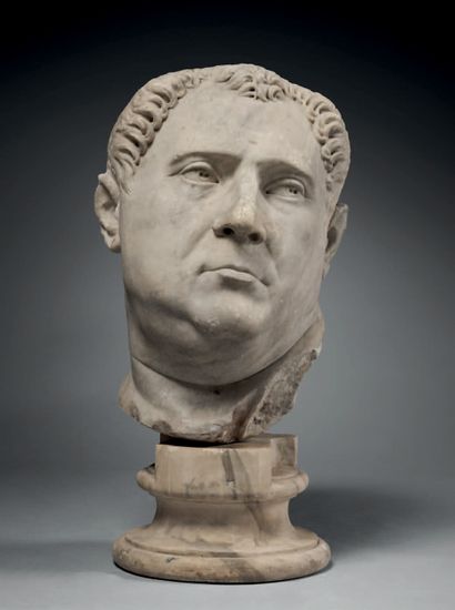 null Tête monumentale représentant le portrait de l'Empereur
Vitellius.
Marbre blanc....