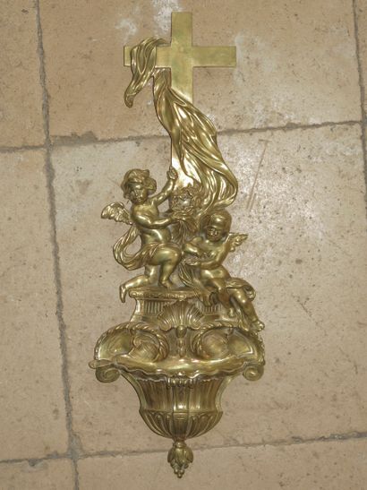 Bénitier en bronze doté à décor d'une croix...