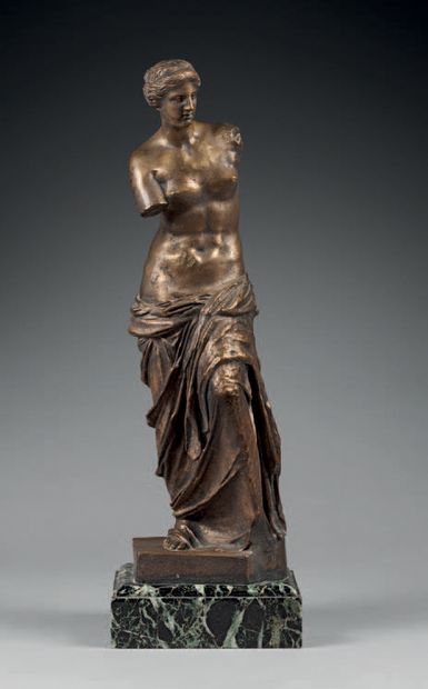 null Figure de Vénus en bronze, sur une base en marbre vert de mer.
Fin du XIXe siècle.
H...
