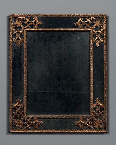 null Grand miroir à parecloses en bois doré de forme rectangulaire, à décor de feuillages...