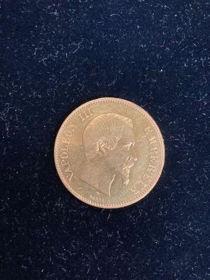 null Une pièce d'or de cent francs (1857).

(usures). 

Poids: 32.22 gr.