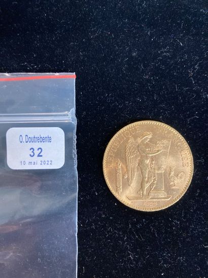 null Une pièce d'or de cent francs (1903). 

(usures)

Poids: 32.27 gr.